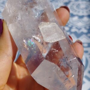 PUNTA MAESTRA ARCOIRIS DE CUARZO BLANCO PULIDO