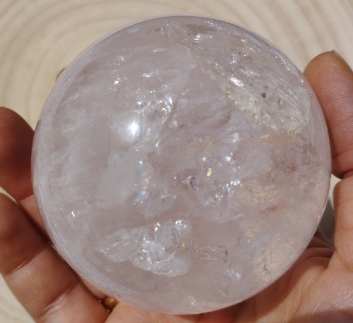 ESFERA CUARZO BLANCO CON ARCOIRIS 7 CM