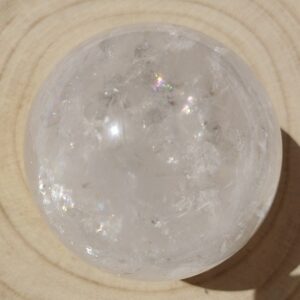 ESFERA CUARZO BLANCO CON ARCOIRIS 7 CM