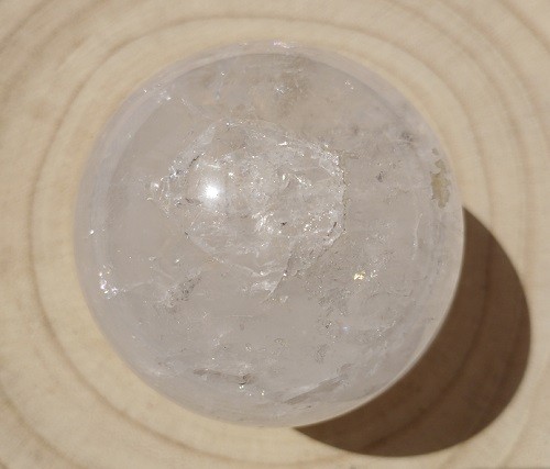 ESFERA CUARZO BLANCO CON ARCOIRIS 7 CM