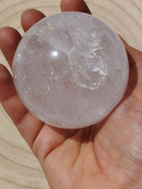 ESFERA CUARZO BLANCO CON ARCOIRIS 7 CM