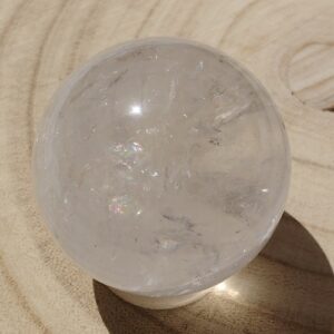 ESFERA CUARZO BLANCO CON ARCOIRIS 5 CM