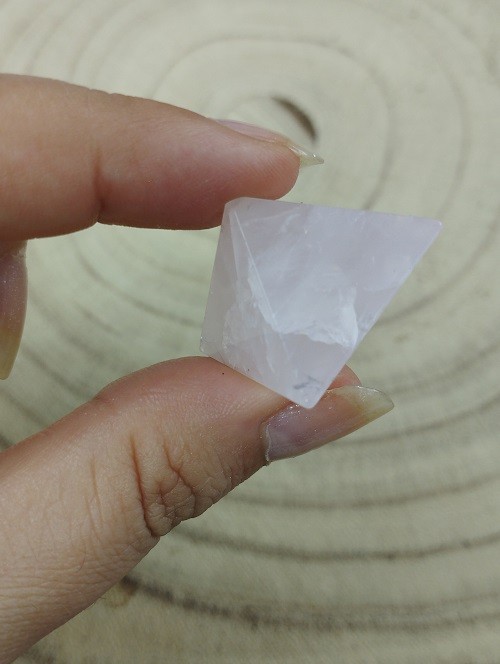 PIRAMIDE DE CUARZO ROSA