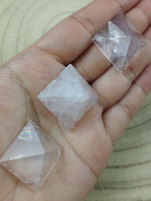 PIRAMIDE DE CUARZO ROSA